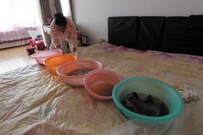 新乐楼上漏水，住户失联，小区没物管，业主维权难！律师来支招……
